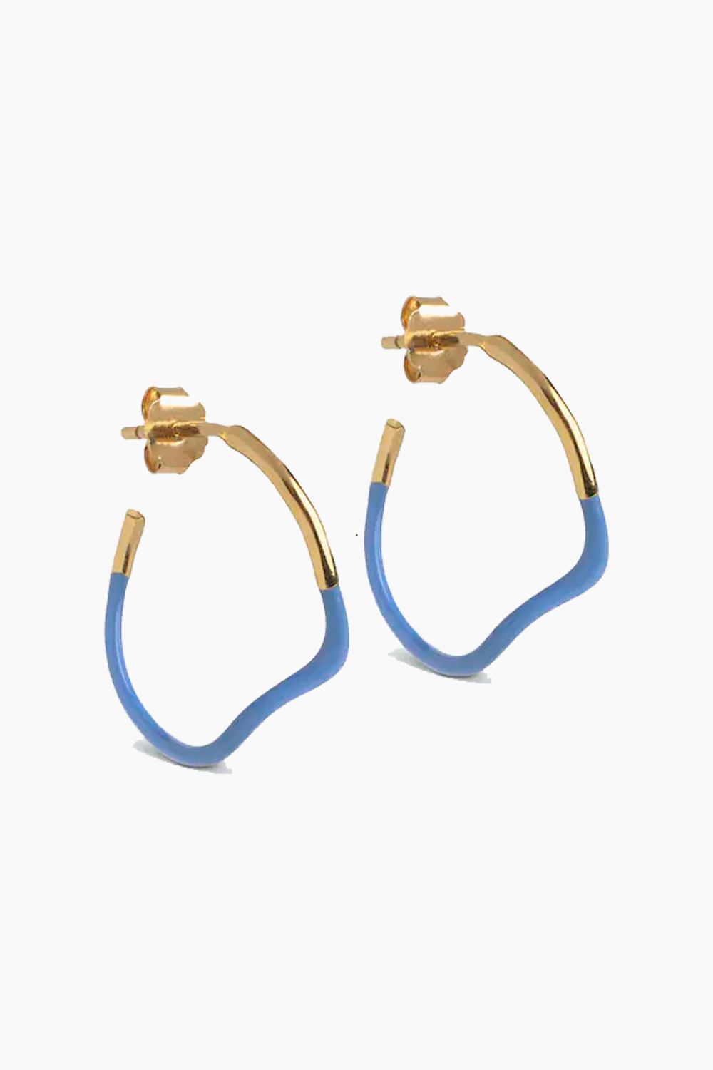 Se Sway Hoops Cornflower Forgyldt Sølv Øreringe fra Enamel med Emalje hos QNTS.dk