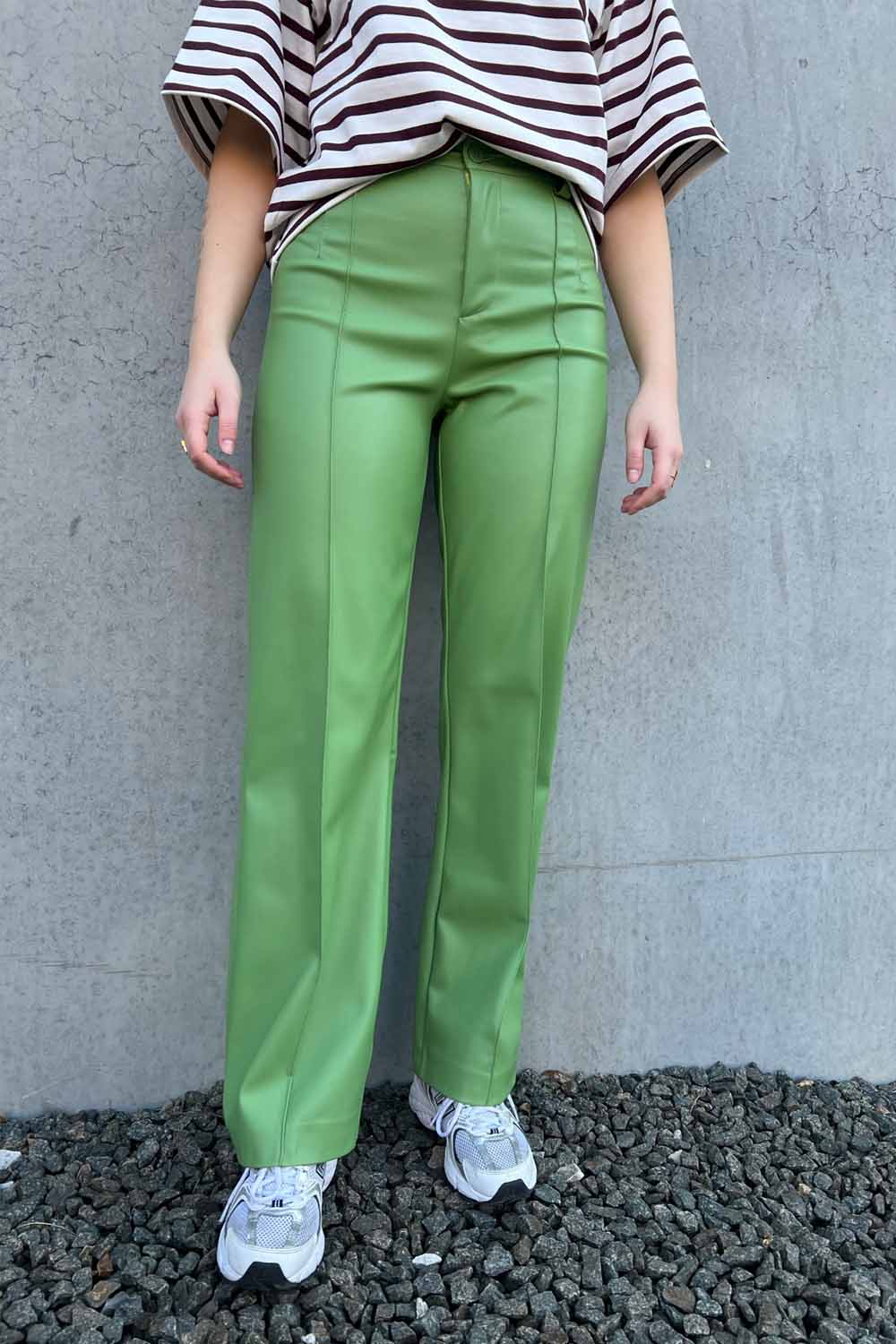 Se NoraIR Faux Leather Pants - Green - irréel - Grøn S hos QNTS.dk
