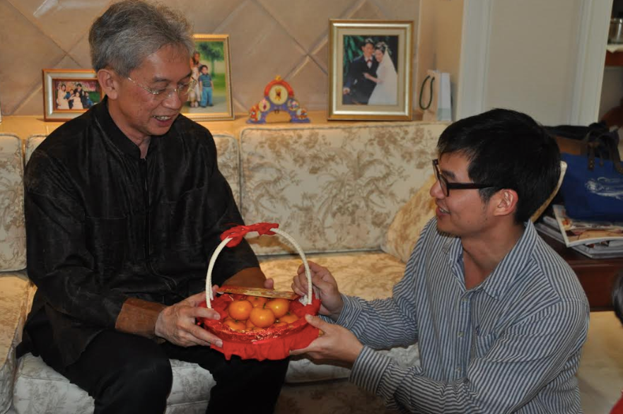 vincent-dang-founder-giving-oranges-on-lunar-new-year