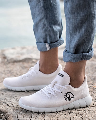 weiße Sneaker zur Jeans