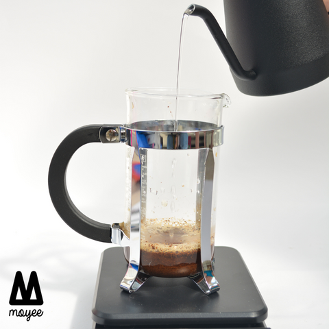 Pour 20gs of ground coffee and 300lm of hot water into the French Press, making sure all grounds are wetted