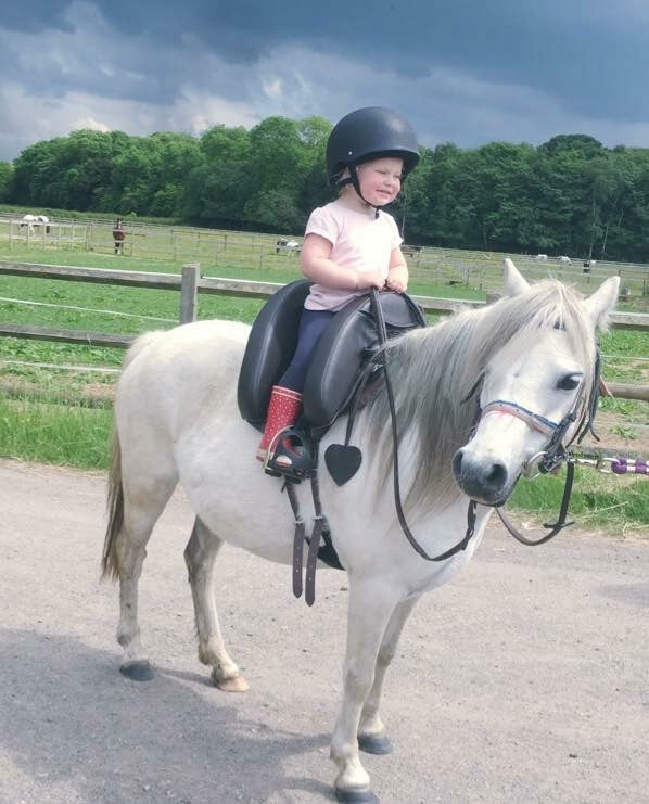 Specifiek nakoming groet Paarden- en ponyzadels voor kinderen | Levering wereldwijd – Inky Dinky  zadels