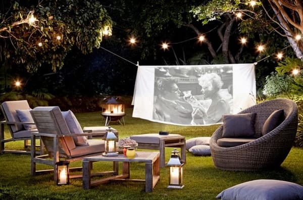 Cine al aire libre en el jardín