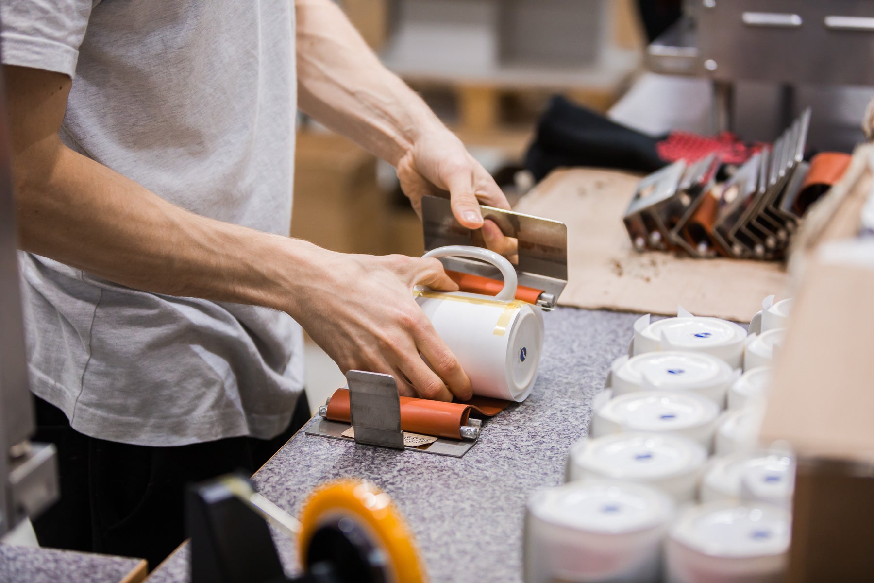 printing coffee mugs by hand