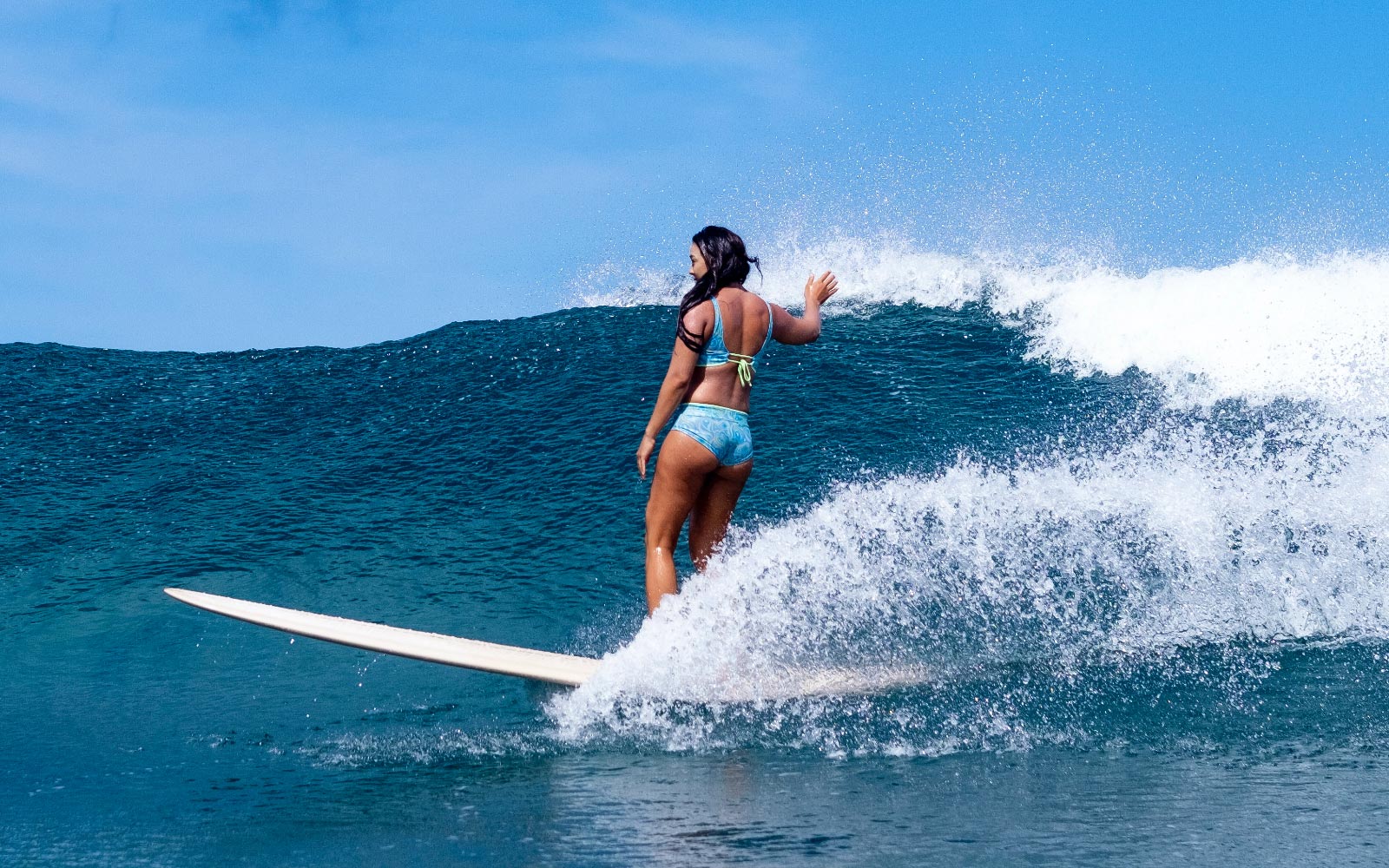 Mach dich mit Rosie Jaffurs bekannt: Sunset Beach Surfer Girl-1
