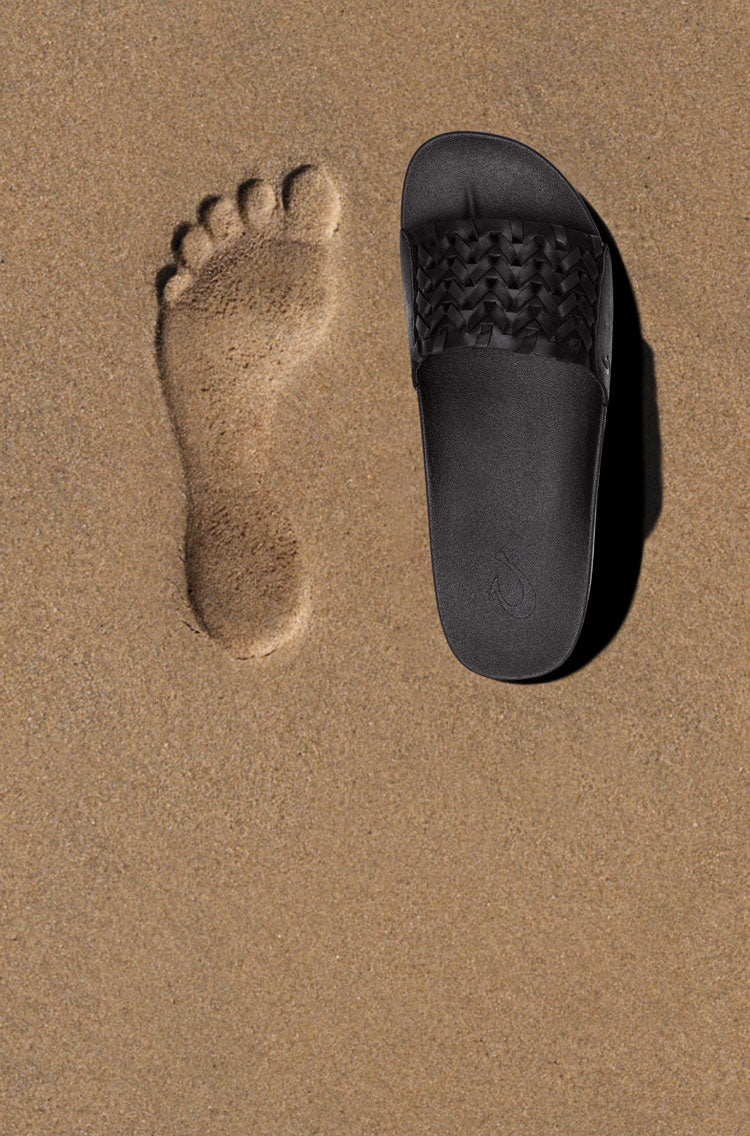 Inspired by the feeling of bare feet in wet sand, the anatomically contoured footbeds deliver instant comfort and lasting support.