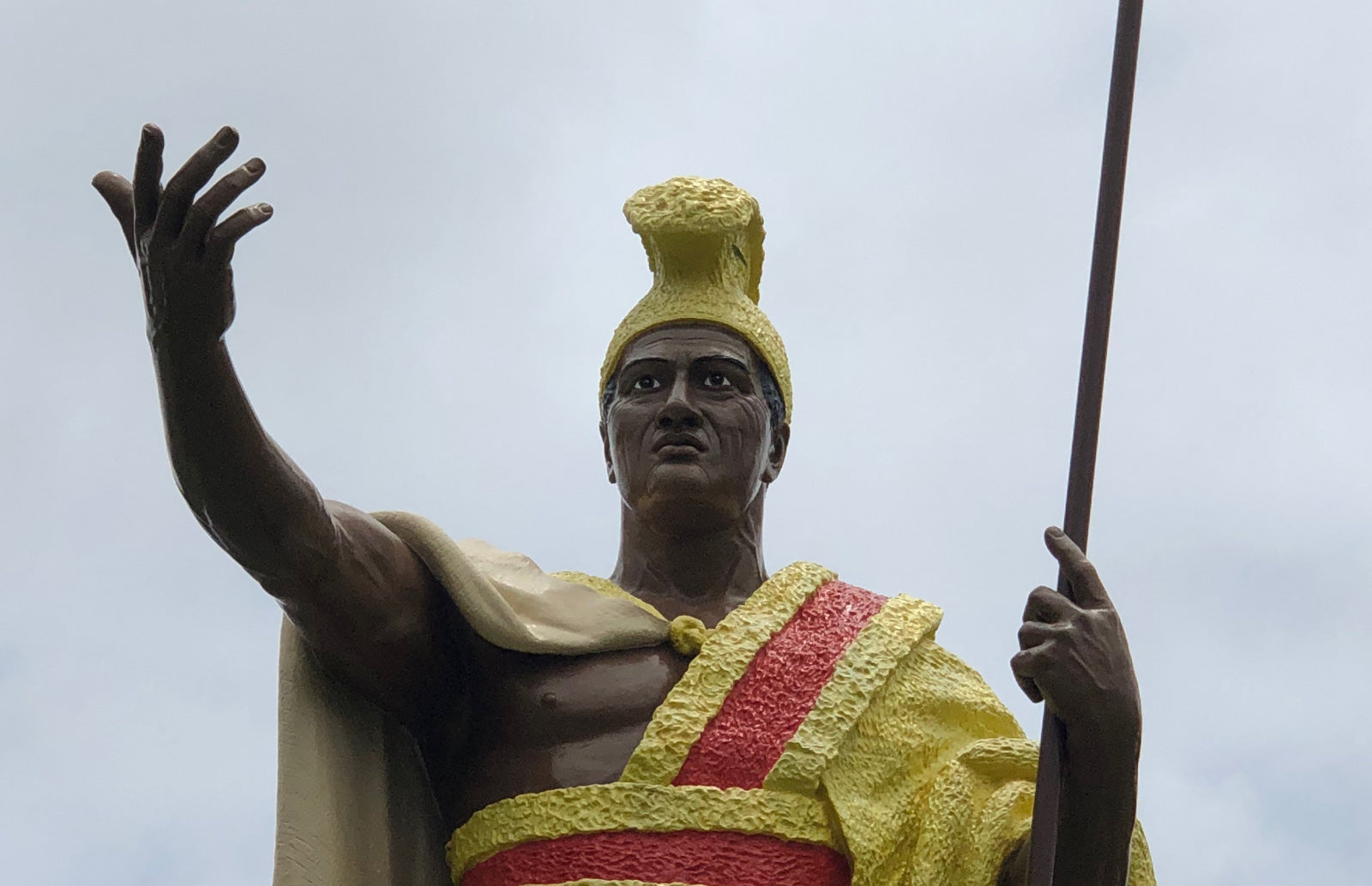 Koning Kamehameha-standbeeld op Kamehameha-dag in Hawaï