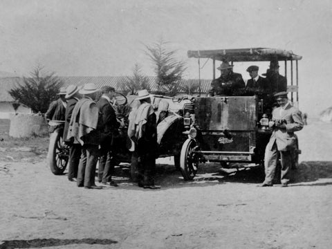 Primer vehículo utilitario en Colombia, el autobús marca Rapid, año de 1908.  Fotografía cortesía familia Duperly.