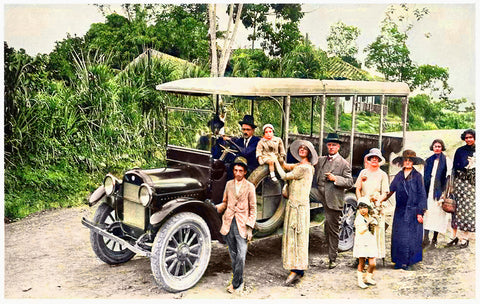 Uno de los primeros autobuses de 12 pasajeros en Medellín de marca Dodge Brothers. En la fotografía de Oscar Duperly posa toda la familia Duperly. Fotografía cortesía de la Familia Duperly.