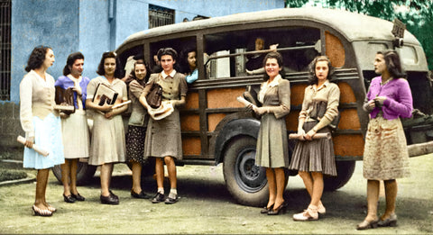 Los autos utilitarios conocidos en los Estados Unidos como los Carry-All, fueron denominados en Antioquia como “Carrioles”. En la década de 1940 se utilizaba para el transporte escolar.