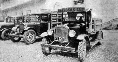 La empresa denominada Gaseosas Lux, haría la distribución de sus productos en novedosos camiones pequeños marca Dodge Brothers de 1927.