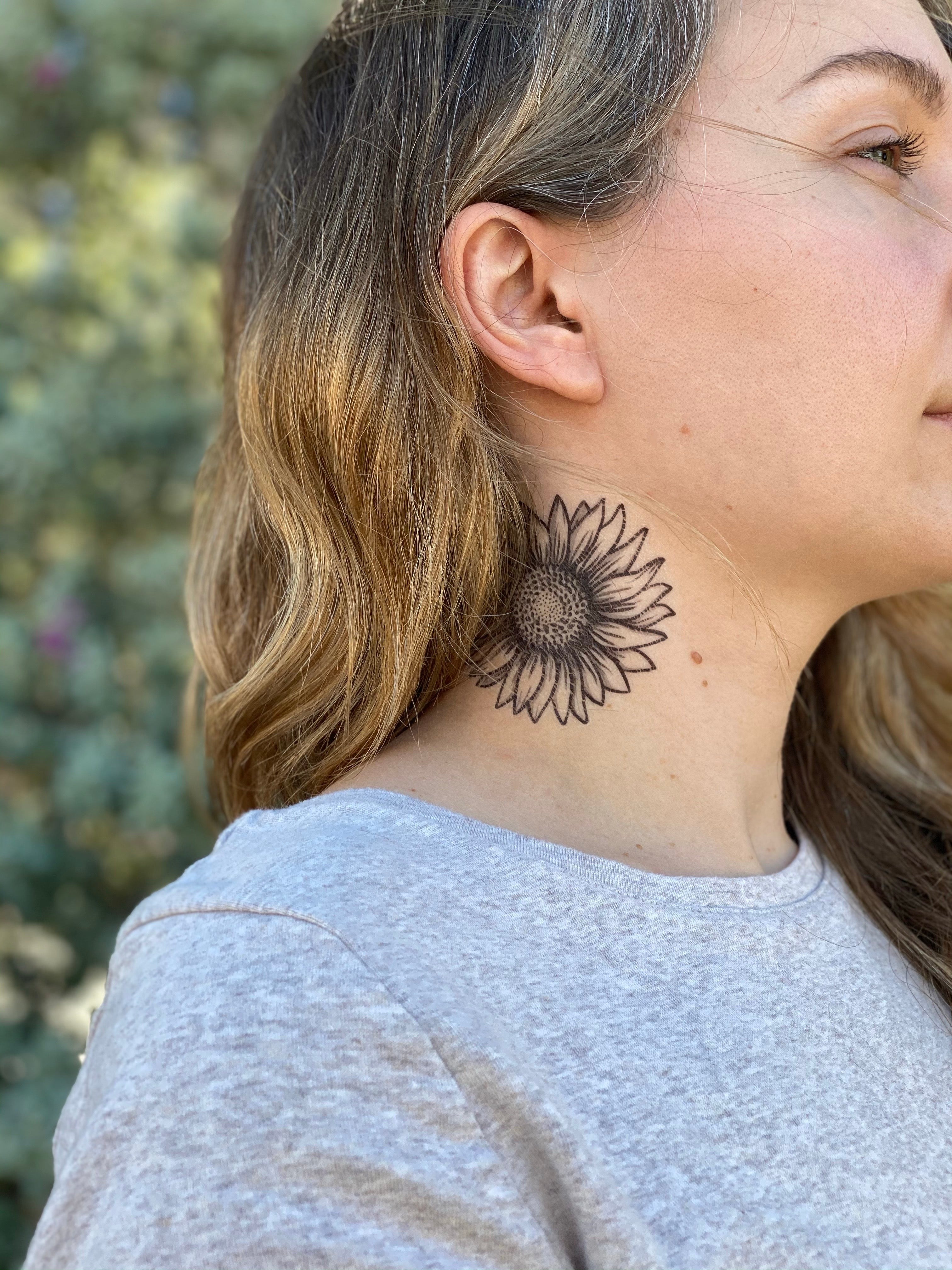 31 Tiny Ear Tattoo Ideas That Look Dainty  Cute  Allure