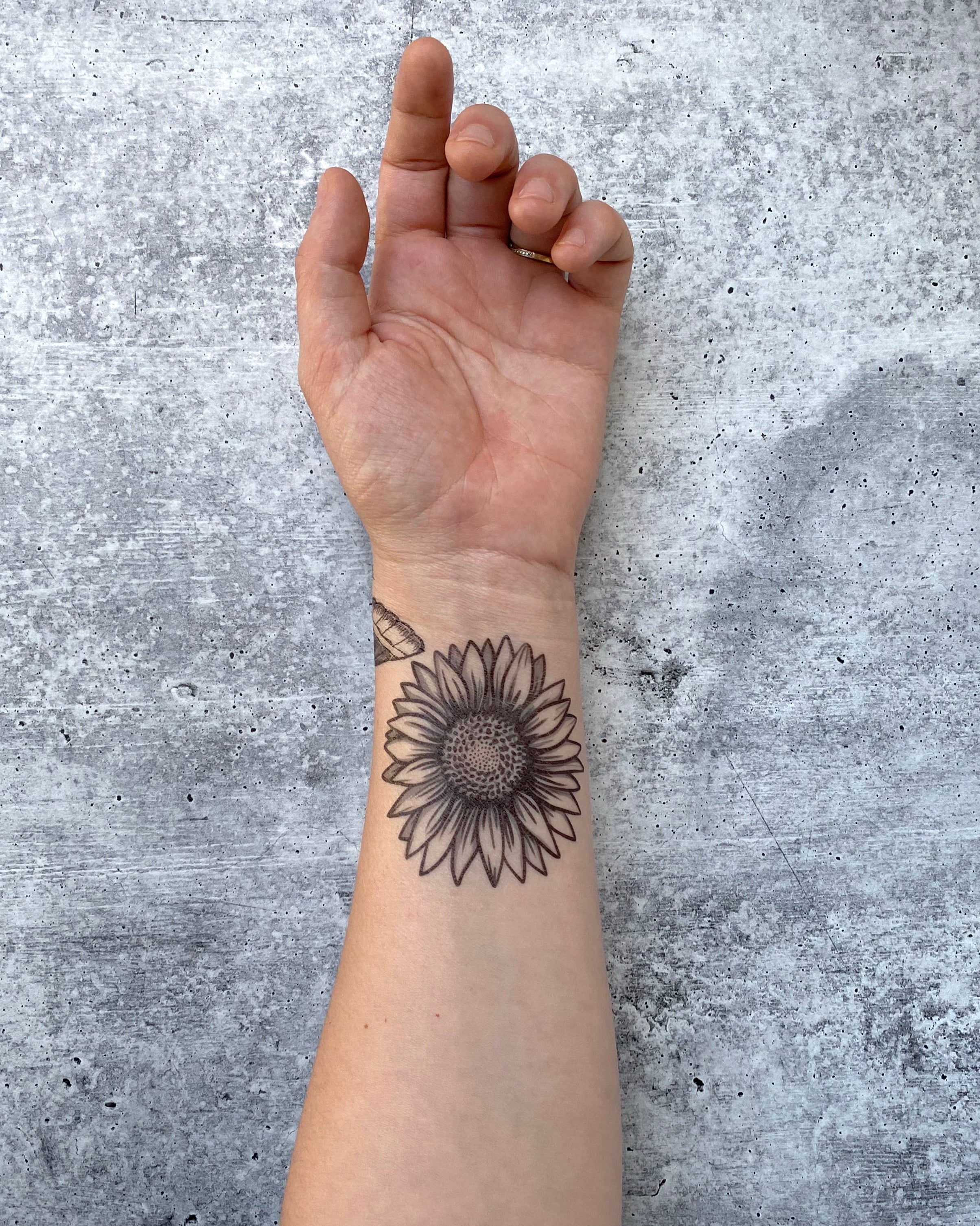Sunflower tattoo a symbol of sun and joy   Онлайн блог о тату  IdeasTattoo