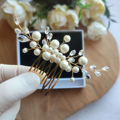 petit peigne en perles nacrées et cristal pour coiffure de mariage classique