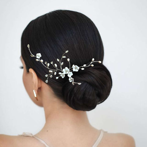 bijou de cheveux floral avec perles d'eau douce, fleurs blanches en porcelaine froide et petites feuilles pour coiffure de mariage romantique