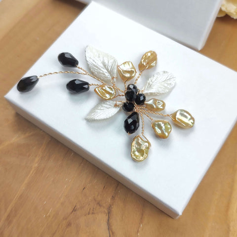 bijou de cheveux exotique avec cristal noir, perles naturelles keshi dorées et feuilles blanches en porcelaine froide