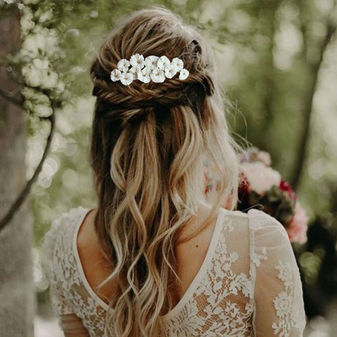 peigne à cheveux fleurs blanches en porcelaine froide pour coiffure de mariage bohème ou champêtre