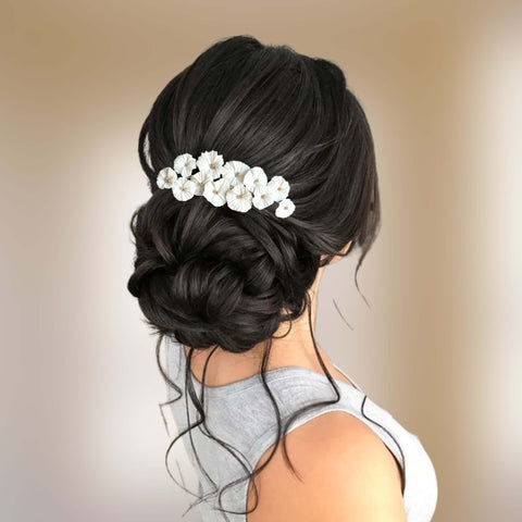 large peigne en fleurs blanches en porcelaine froide pour coiffure de mariage champêtre