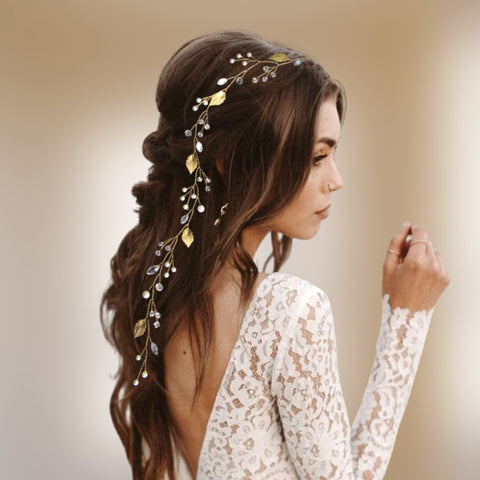 vigne de cheveux avec perles, cristal, strass et feuilles pour coiffure de mariage bohème