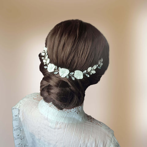 headband d'arrière-tête en strass et fleurs blanches en porcelaine froide pour chignon de mariage bohème