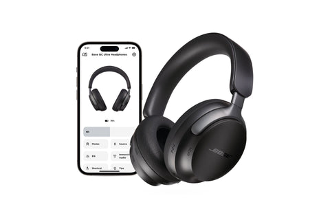 האוזניות ה - Bose QuietComfort Ultra Headphones בצבע שחור לצד מסך האפליקציה בטלפון חכם