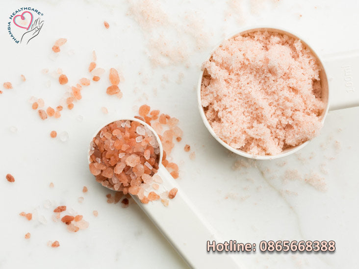 Một chút muối hồng chính là bí quyết tạo sự khác biệt cho sốt caramel nhà làm.