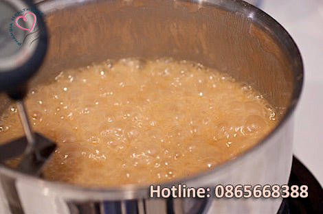 Kẹo caramel muối hồng có vị mặn - ngọt - bùi hài hòa, tinh tế.