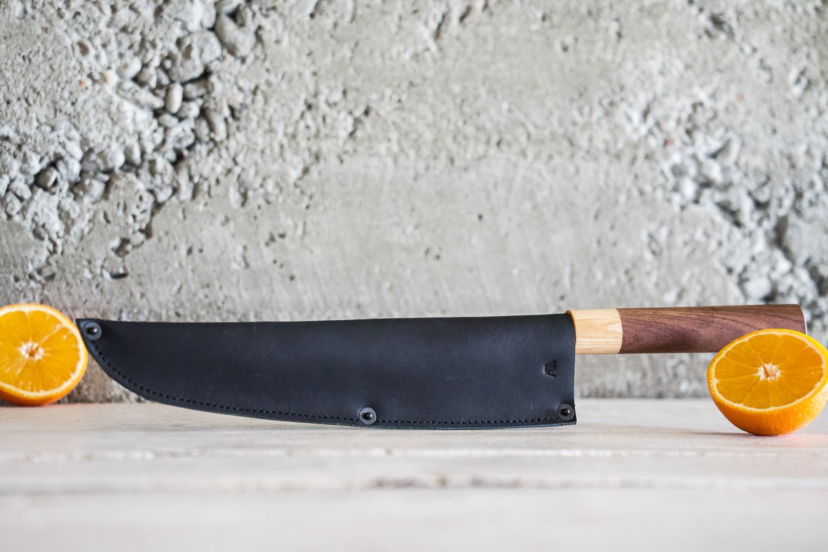 https://cdn.shopify.com/s/files/1/0016/2974/9308/products/leather-chef-knife-sheathsaya-black-240mm-749129.jpg?v=1674629754&width=3840