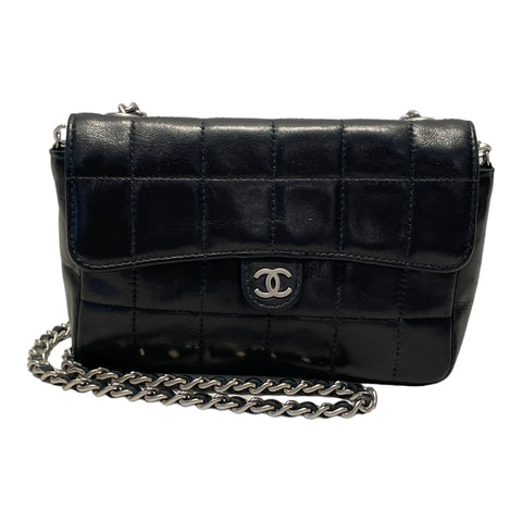 Lot - A Chanel Chocolate Bar flap bag