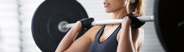 Mujer de entrenamiento de fuerza