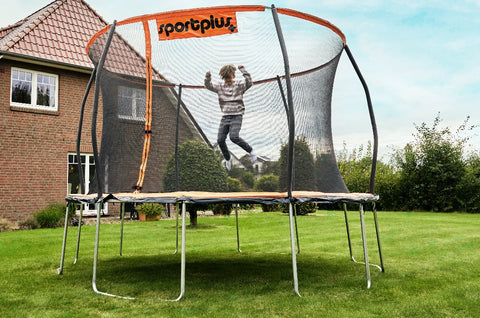 junge auf trampolin für den garten