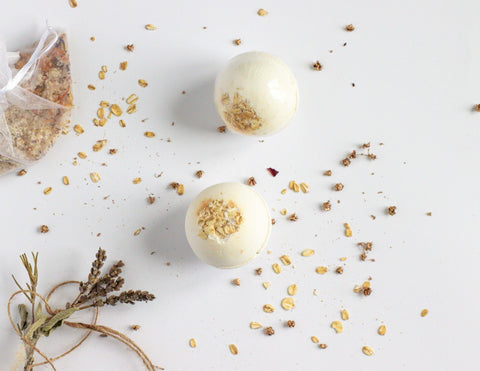 Bath bomb Dreamwithus made of honey and oatmeal