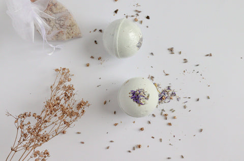 Bath bomb Dreamwithus with Cornflower Petals and blue clay