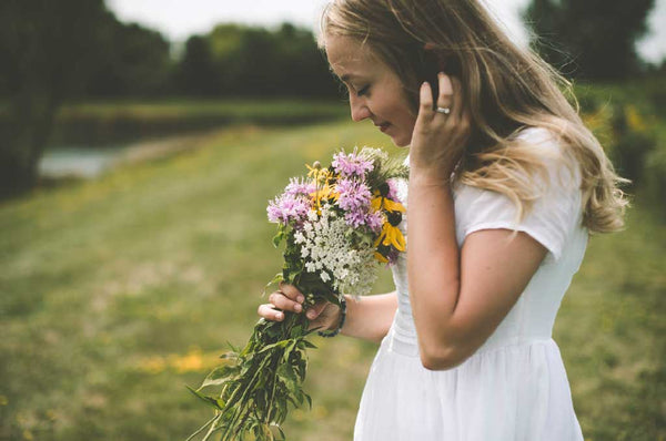 Sentir un bouquet de fleurs