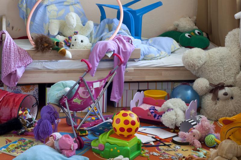 Toys in the room. Разбросанные игрушки. Детская комната с игрушками. Беспорядок в детской комнате. Комната с разбросанными игрушками.