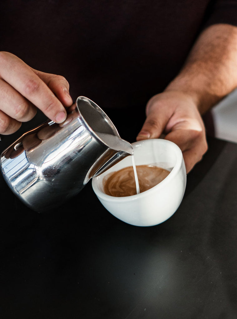 milch aufschäumen cappuccino Simon & Bearns Heidelberg Kaffeerösterei
