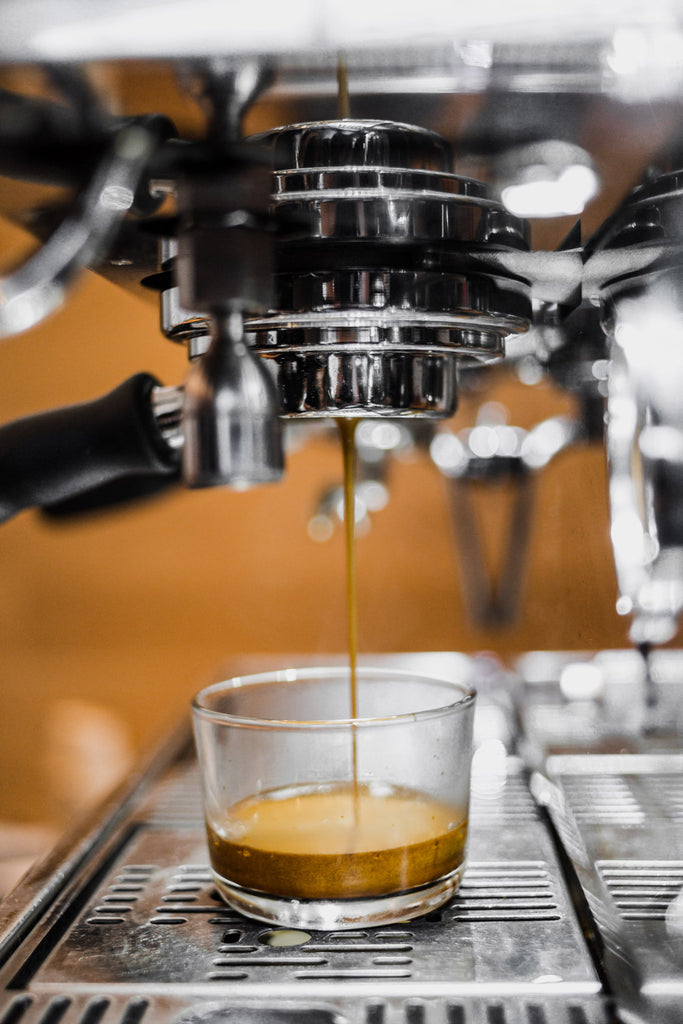 espresso-siebträger-antampern-des-kaffees-simon&bearns-coffee-roasters