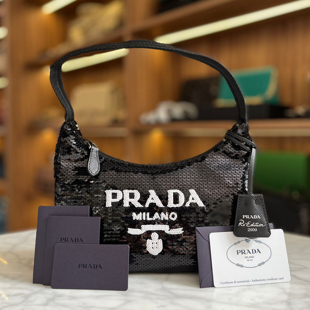 Bolsa Prada Re-Edition Em Paetê Preto e Logo Branco – Front Row | Moda de  Luxo