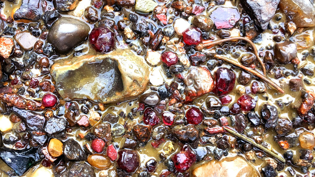 garnets found in the thames river in london