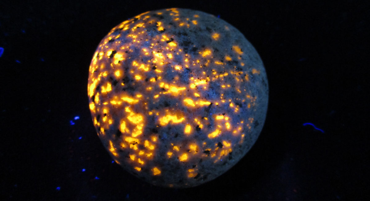 glowing yooperlite stone