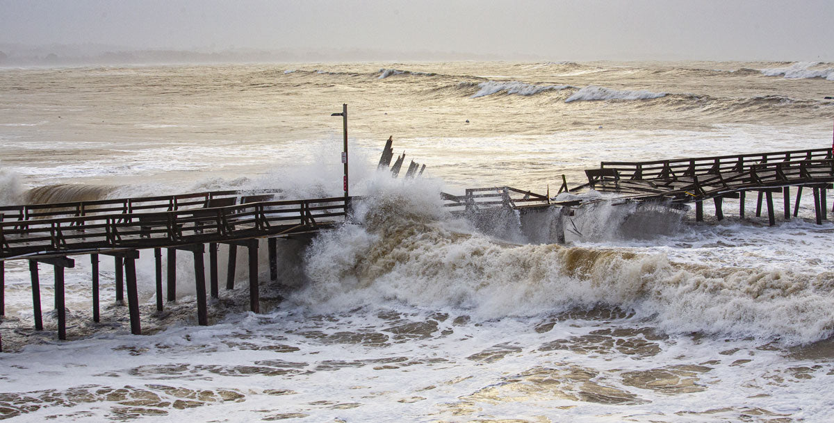 capitola wharf breaks in waves