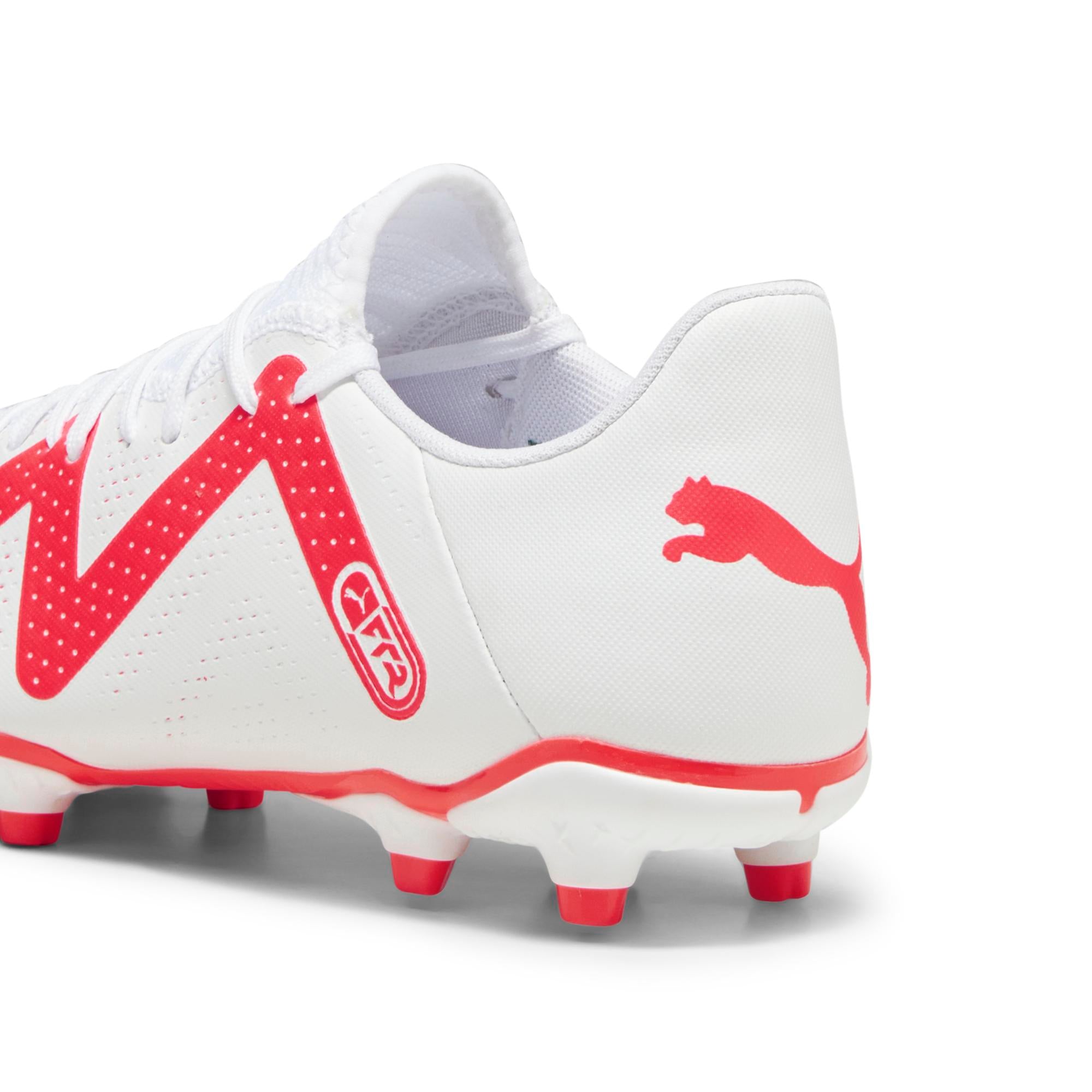 Scarpe da calcio per terreni duri bianche da ragazzo con dettagli rossi  Puma Future Play FG/AG Jr