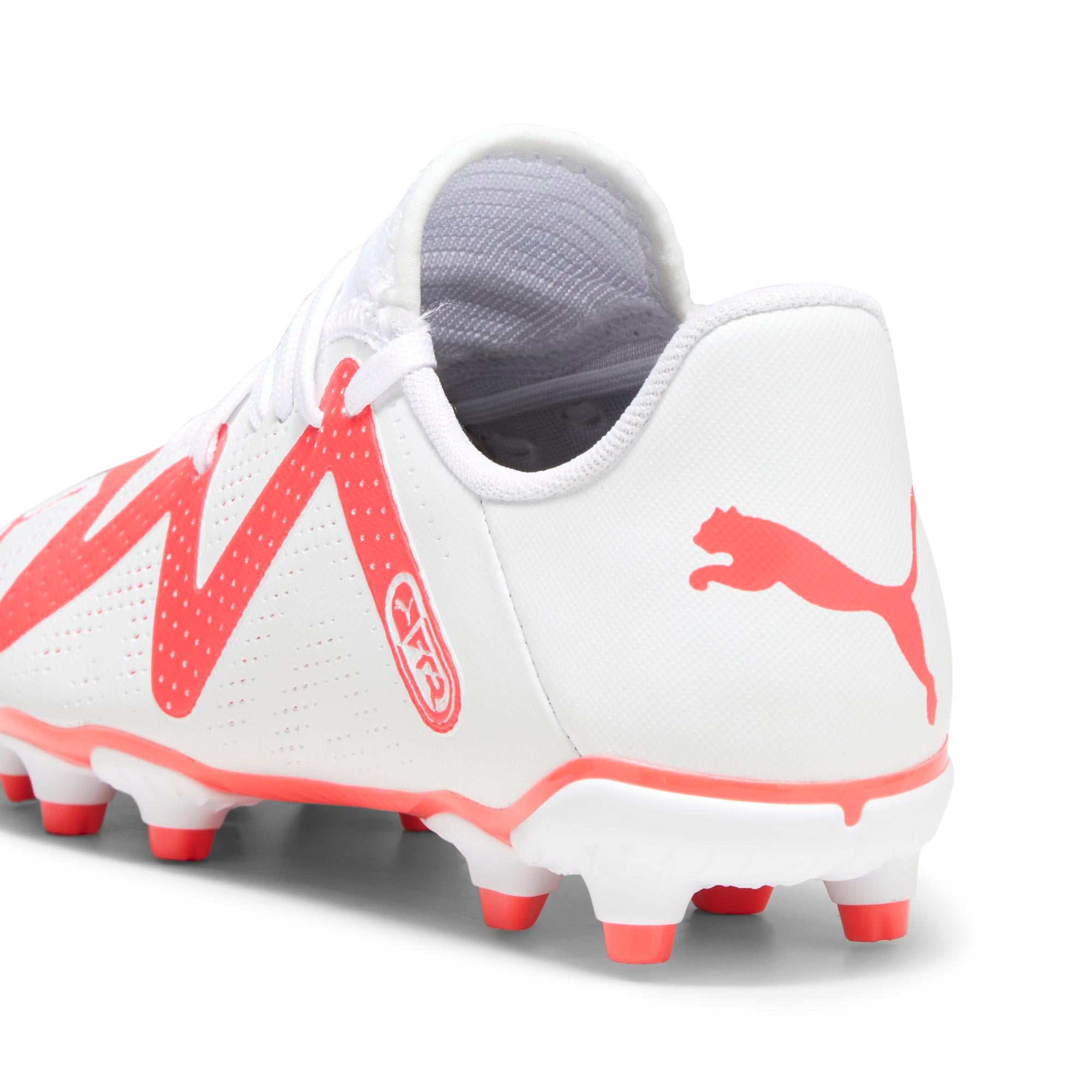 Scarpe da calcio per terreni duri bianche da ragazzo con dettagli rossi  Puma Future Play FG/AG Jr