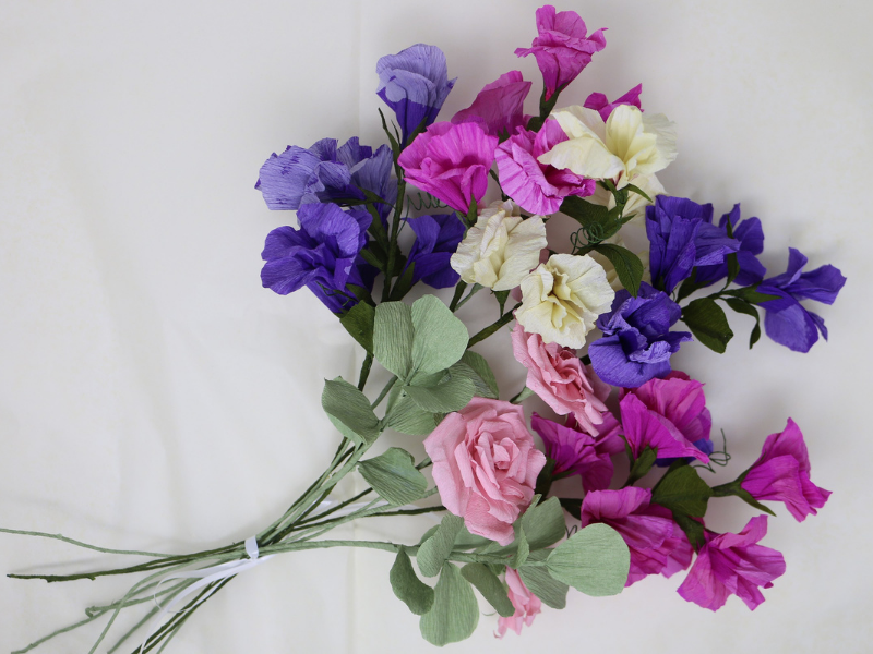 Bouquet de pois de senteur et de roses en papier – Ici Présent!