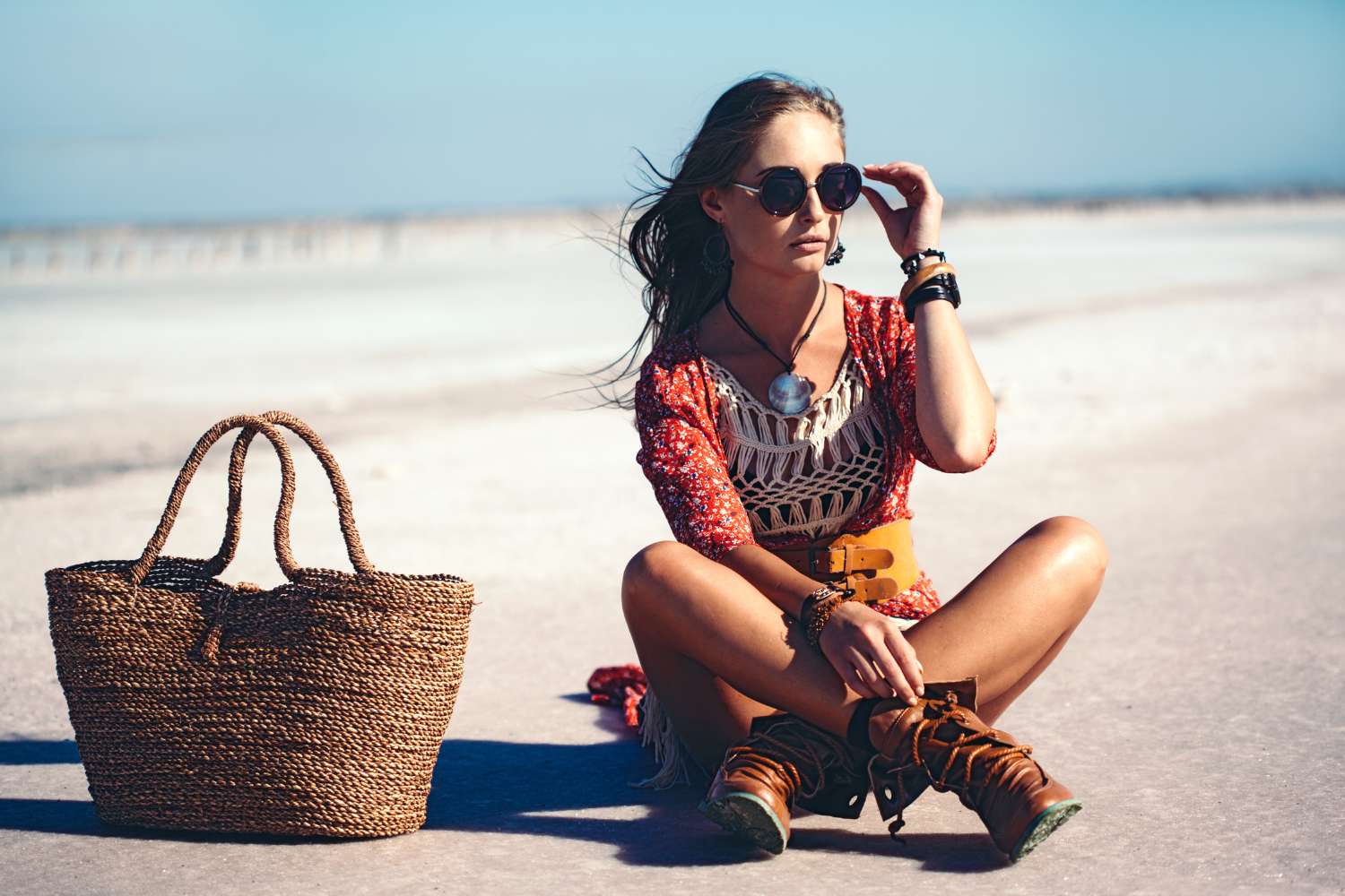 Femme avec des bijoux en pierres naturelles