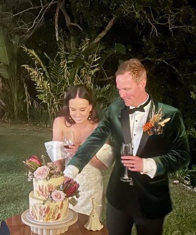 bride and groom cutting the wedding cake