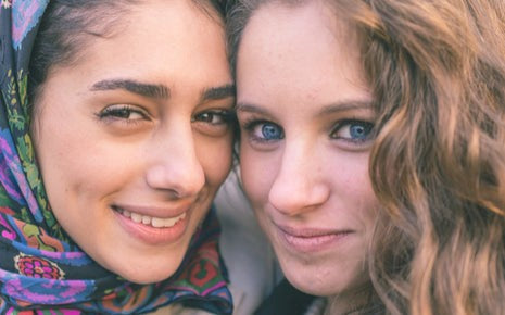 Deux jolies femmes souriantes en pensant au sexe-Luckyprize