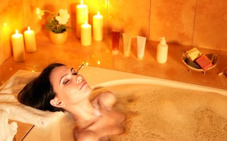 Femme brune prenant un bon bain chaud-Luckyprize.jpg
