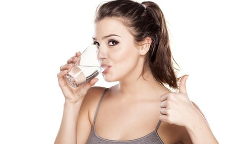 Femme buvant un verre d'eau-Luckyprize