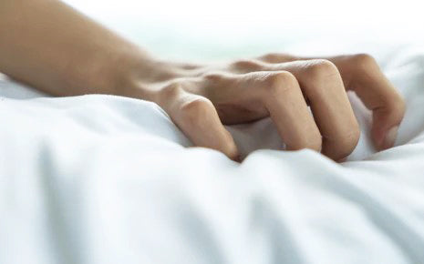 Femme empoignant fermement son lit pendant un orgasme anal-Le Royaume Du Plug